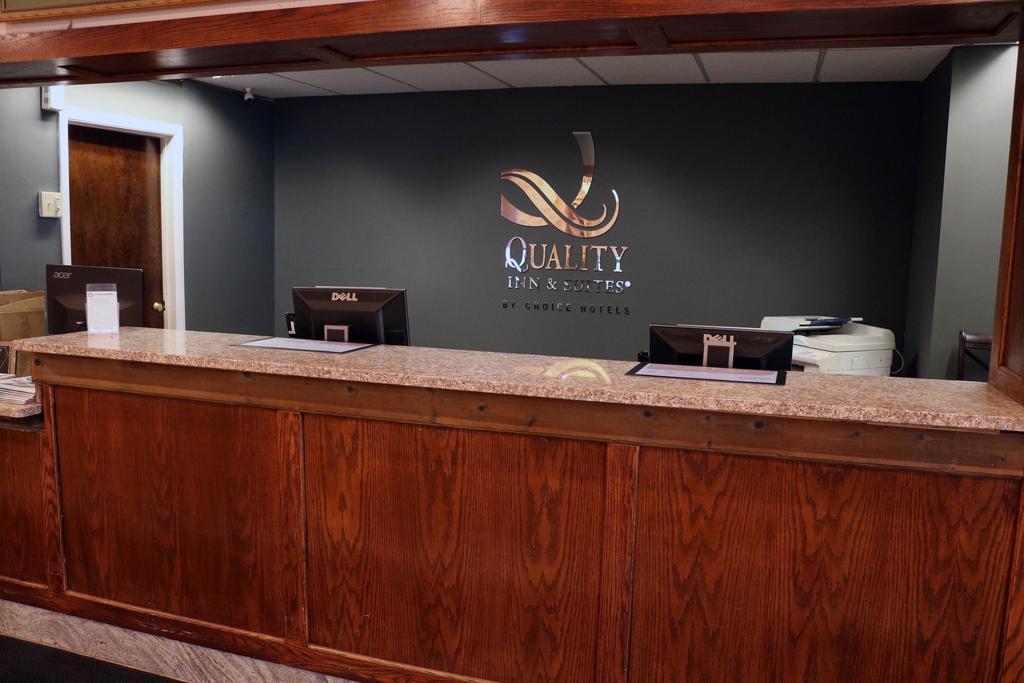 Quality Inn & Suites Palm Island Indoor Waterpark Batavia Eksteriør bilde